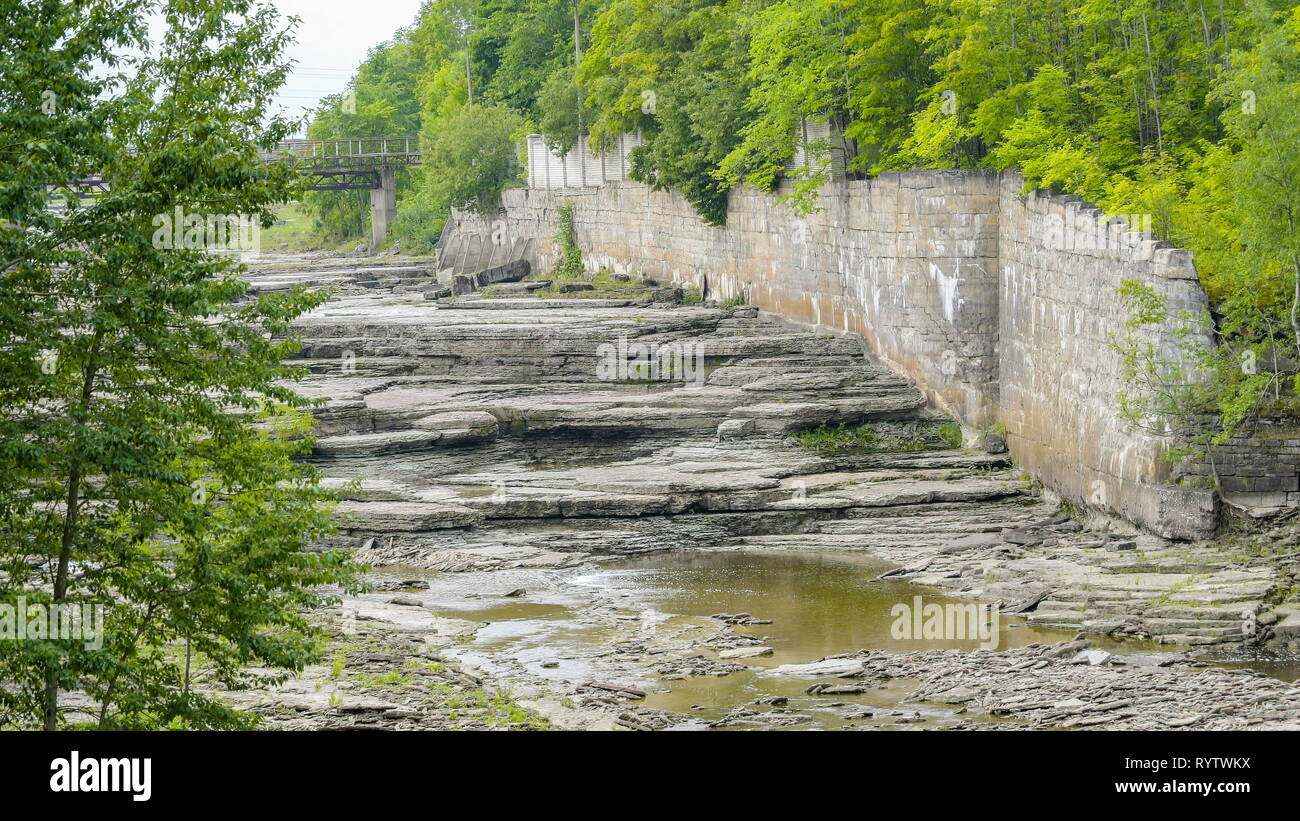 Die großen Wasserfälle von Narva in Estland, hat kleine Menge Wasser läuft mit Bäumen und Pflanzen auf der Seite Stockfoto