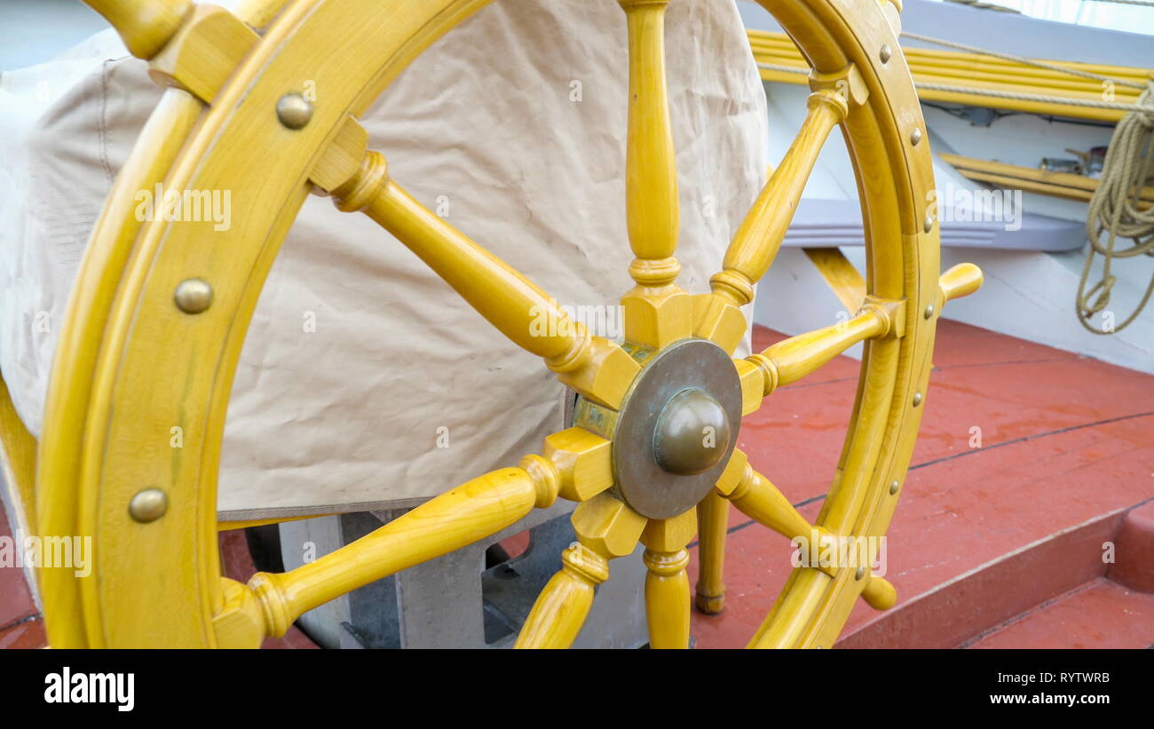 Die neue suche Lenkrad der Boot in Wäldern und hat ein Tuch Abdeckung auf der Rückseite des Motors Stockfoto