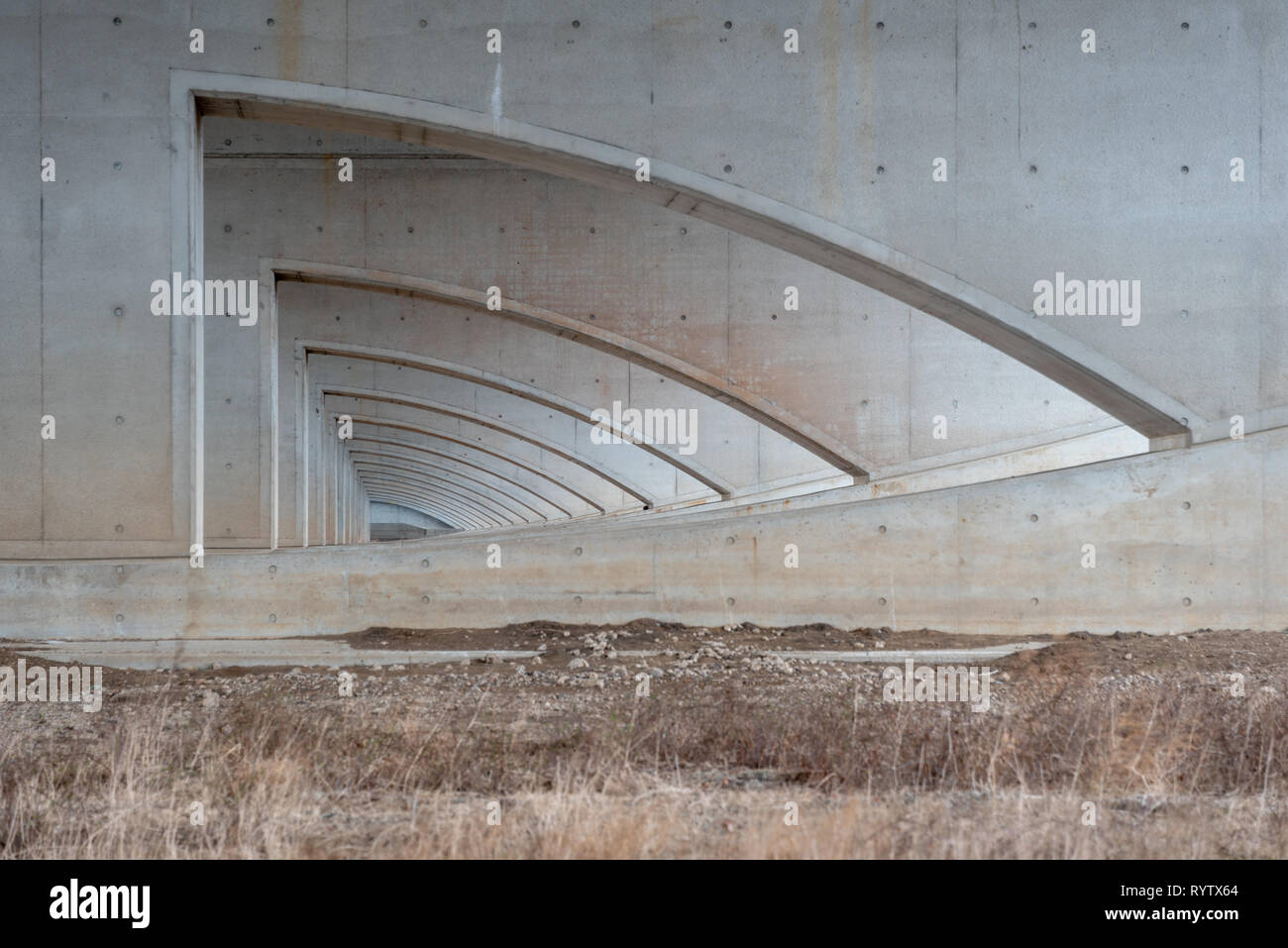 Magdeburg, Deutschland - 12 März 2019: Blick auf die brückenbögen der Wasserstraße Kreuzung in Hohenwarthe, Deutschland. Die Brücke gehört zu den Mittell Stockfoto