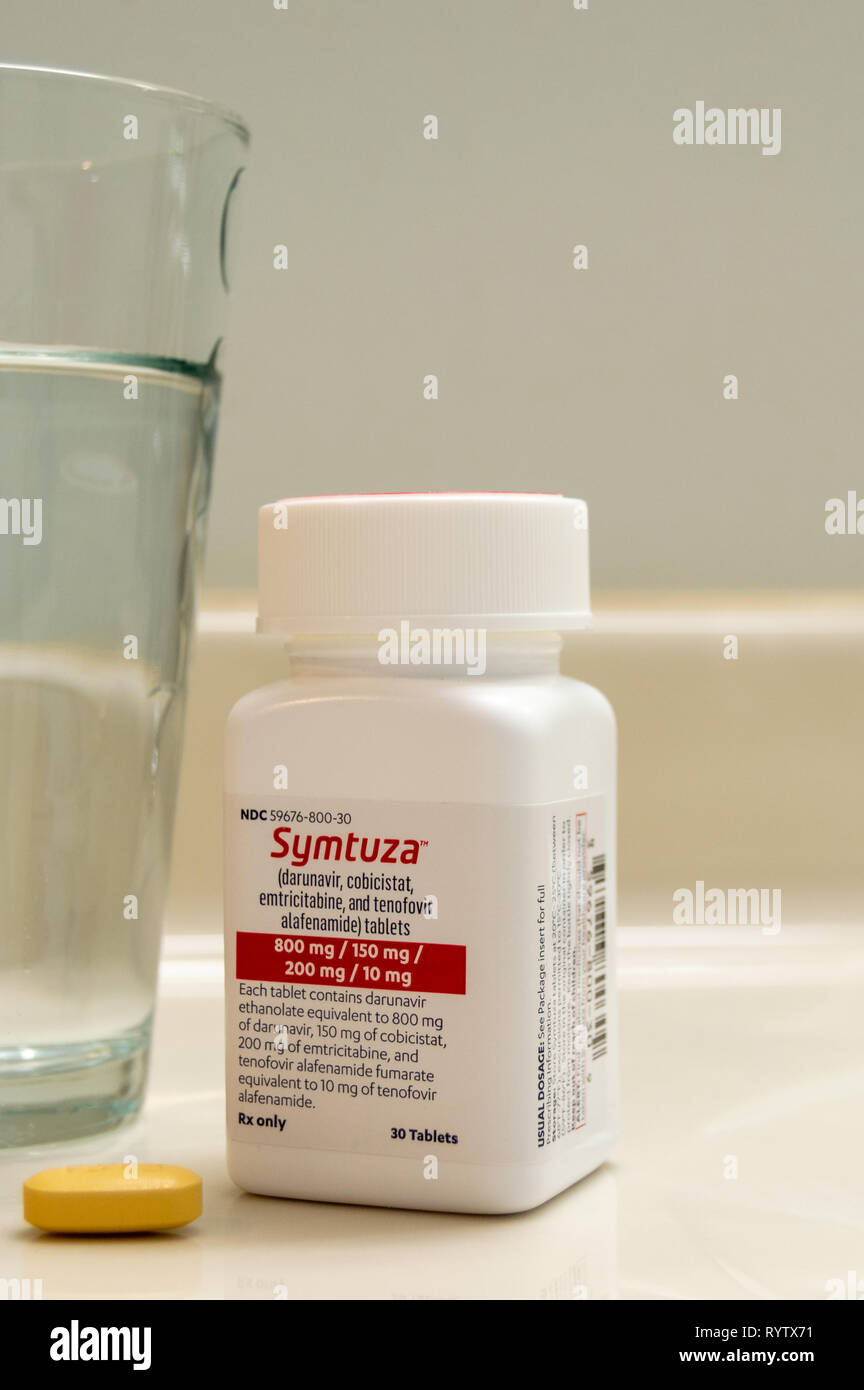 Chicago, USA - 13. März 2019: Symtuza verschreibungspflichtige Medikamente verwendet wird zur Behandlung der HIV-Infektion und einmal täglich mit einem Glas Wasser eingenommen. Stockfoto