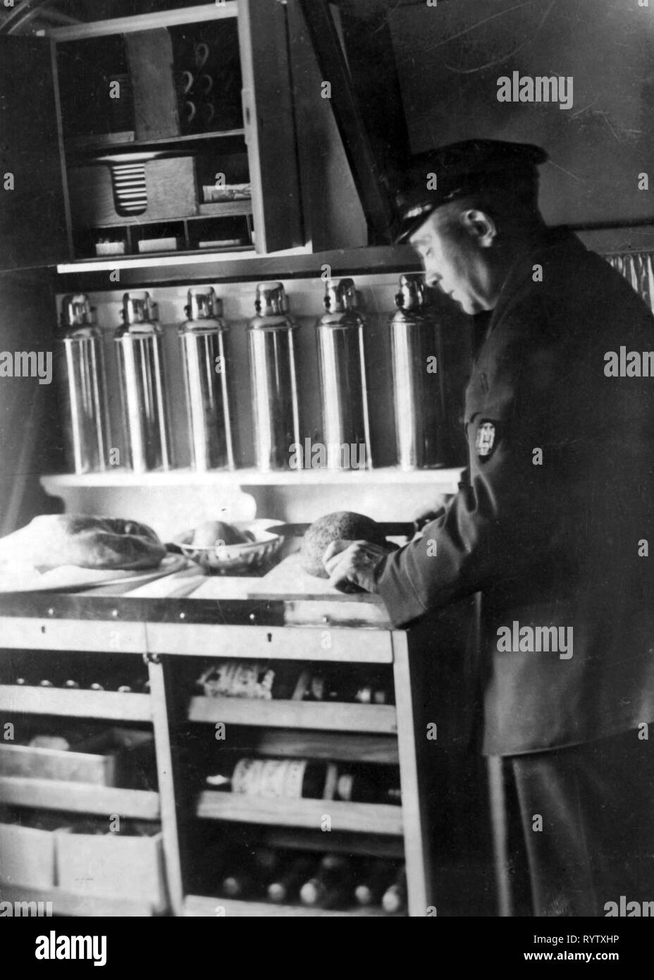 Cabin crew inside interior Schwarzweiß-Stockfotos und -bilder - Alamy