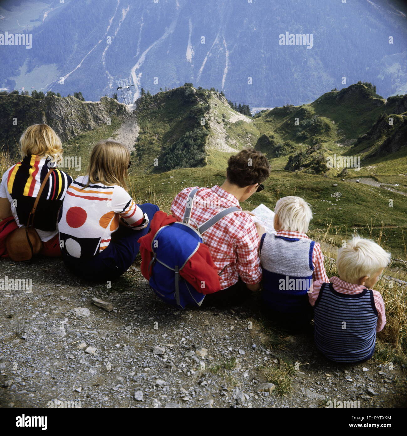 Freizeit, Hobby, Sport, Wandern, Bergsteigen, Familie auf dem Gipfel Walmendinger Horn, Kleines Walsertal, 1960er Jahre, Additional-Rights - Clearance-Info - Not-Available Stockfoto