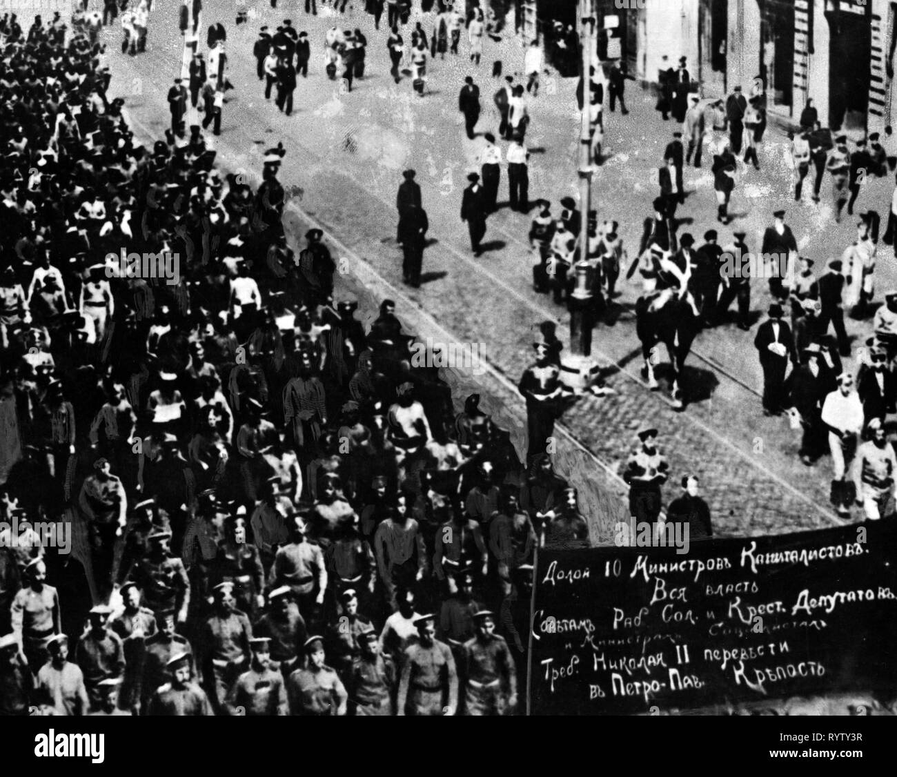 Die russische Revolution 1917, Demonstration der Arbeiter und Soldaten in Petrograd, 18.6.1917, Poster, nieder mit der 10 kapitalistischen Minister, fordern wir die Übergabe der Macht an die Arbeiter-, Bauern- und Soldatenräten, Übertragung von Zar Nikolaus II. an die Peter und Paul Festung, Saint Petersburg, Masse, Massen, Massen von Menschen, Protest, Protest, Protest, Protest Kundgebungen, provisorische Regierung, Russland, Russische Republik, 20. Jahrhundert, 1910 s, Revolution, Revolutionen, Demonstration, Demo, Demos, Demos, Arbeiter, Arbeiter, soldie, Additional-Rights - Clearance-Info - Not-Available Stockfoto