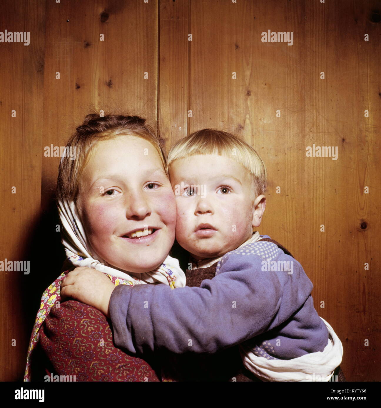 Menschen, Kinder, 1950er Jahre, Geschwister eines Bergbauern Familie, Additional-Rights - Clearance-Info - Not-Available Stockfoto