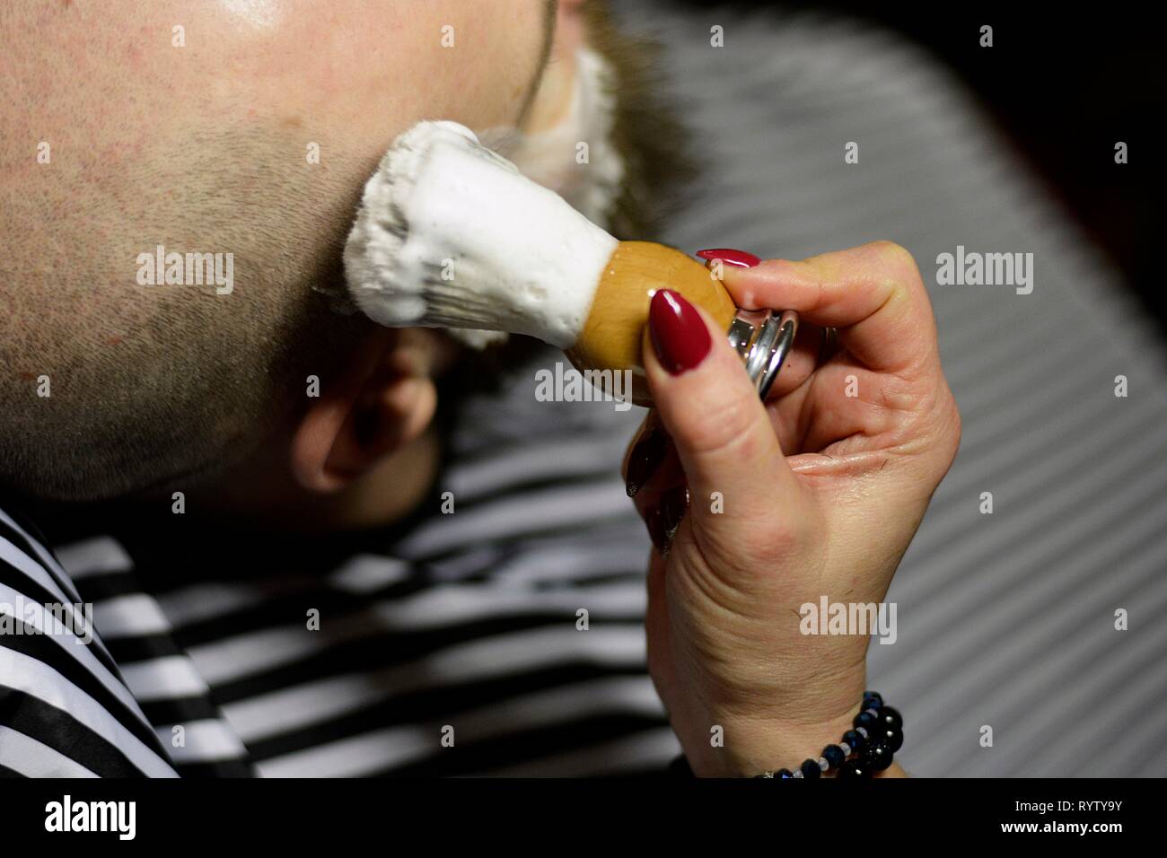 Mann aus Bart auf die Frau barbershop Stockfoto