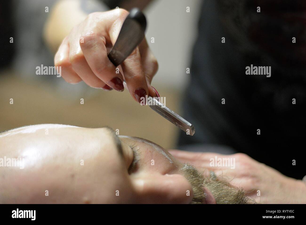 Mann aus Bart auf die Frau barbershop Stockfoto