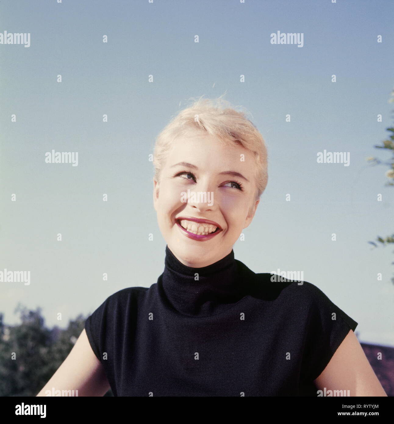 Menschen, Frauen, Porträt einer jungen Frau in Schwarz kurzer Arm - Rollkragen-pullover, 1950er Jahre, Additional-Rights - Clearance-Info - Not-Available Stockfoto