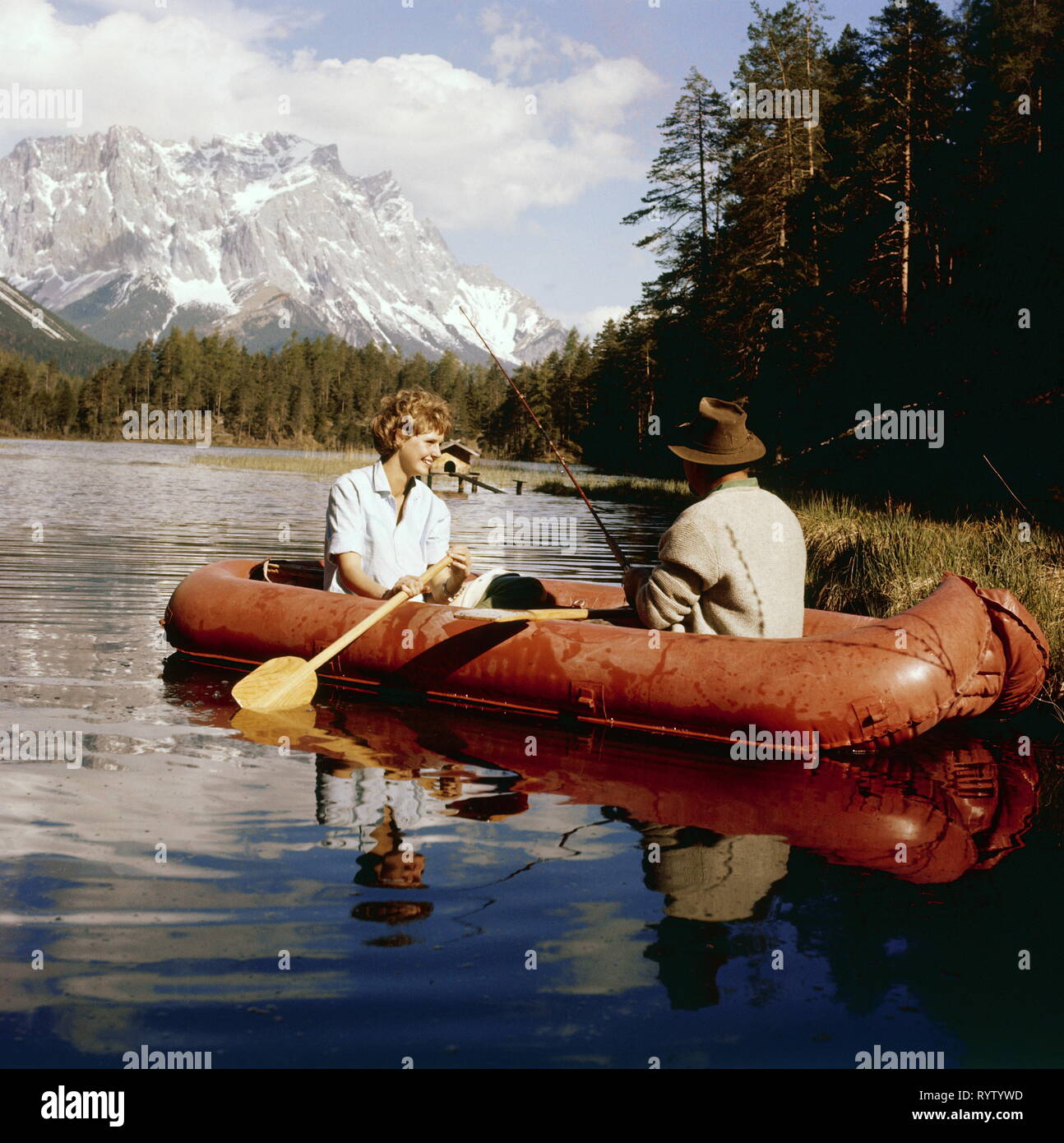 Freizeit, Paar beim Angeln im Schlauchboot, See, Berge, 1960er Jahre, Additional-Rights - Clearance-Info - Not-Available Stockfoto