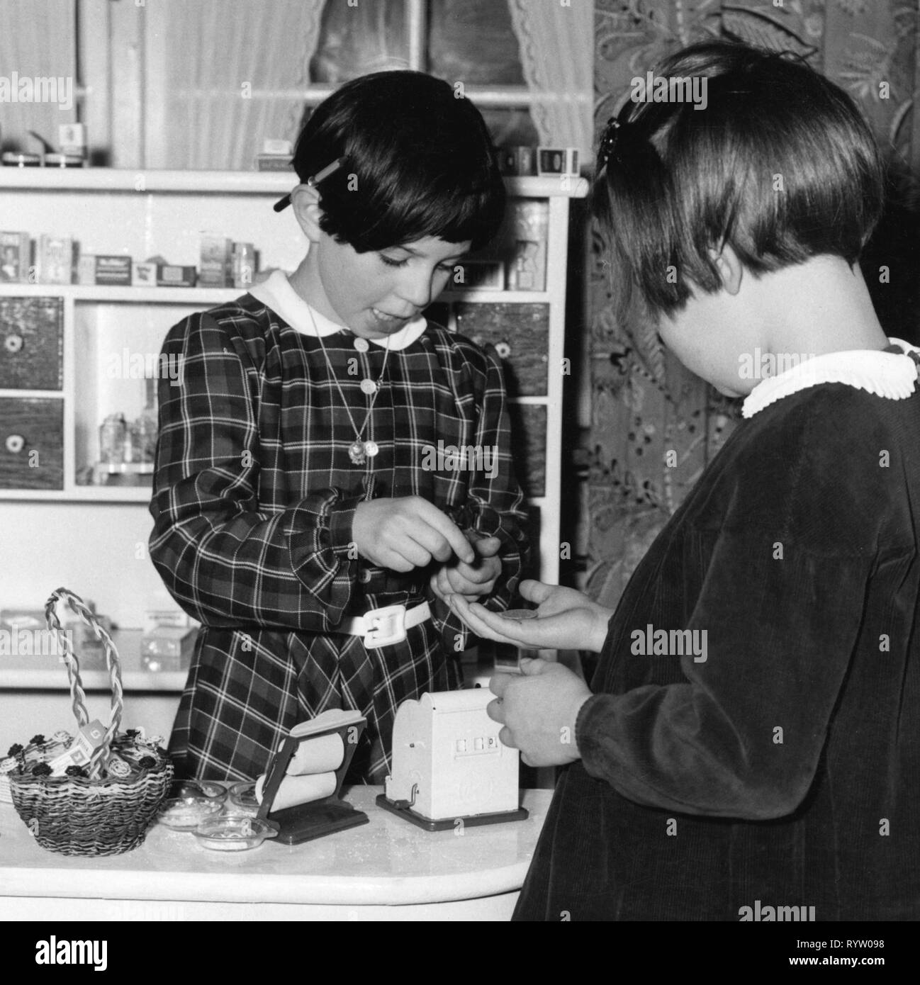 Kinderkleidung der 1950er jahre -Fotos und -Bildmaterial in hoher Auflösung  – Alamy