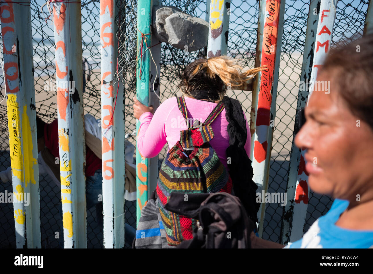 Familien werden gesehen durch die USA - Mexiko Grenzzaun in Bemühungen um Asyl in den Vereinigten Staaten zu suchen. Im Februar 2019, rund 76.000 floh aus der südlichen Grenze in die Vereinigten Staaten, um ein besseres Leben zu finden. Stockfoto