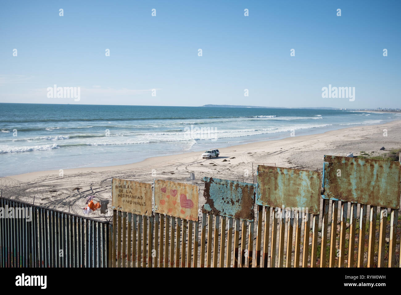 United States Border Patrol gesehen wird, blockiert der Mauer an der US-mexikanischen Grenze nach einer großen Gruppe, die durch die Mauer, die Flucht in den Vereinigten Staaten. Im Februar 2019, rund 76.000 floh aus der südlichen Grenze in die Vereinigten Staaten, um ein besseres Leben zu finden. Stockfoto