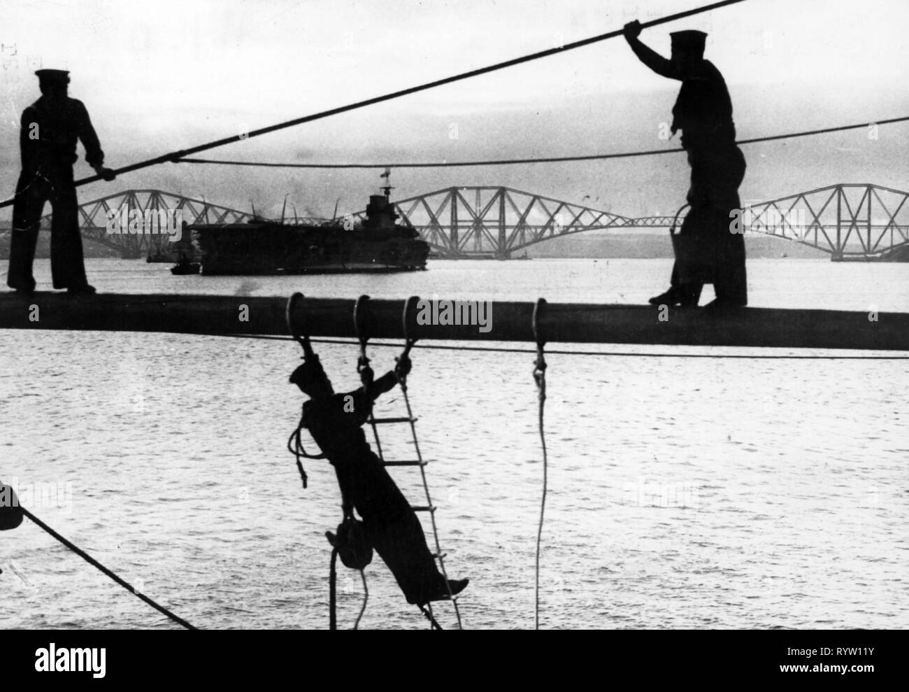 Militär, Großbritannien, Marine, Sailor, stehend auf einem Mast für Reinigung, Vorbereitungen für die Parade vor dem König Edward VIII., Erhabene, Schottland, 1936, Additional-Rights - Clearance-Info - Not-Available Stockfoto