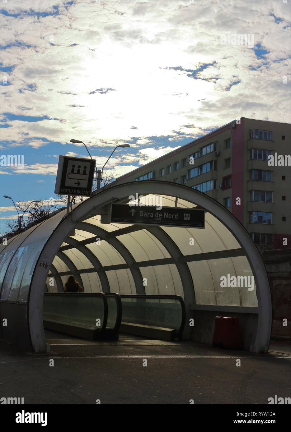 Bukarest, Rumänien - Dezember 11, 2016: Förderband Passage, die zu "Gara de Nord" ("Northern Railway Station") in Bukarest, Rumänien, am 11. Dezember Stockfoto