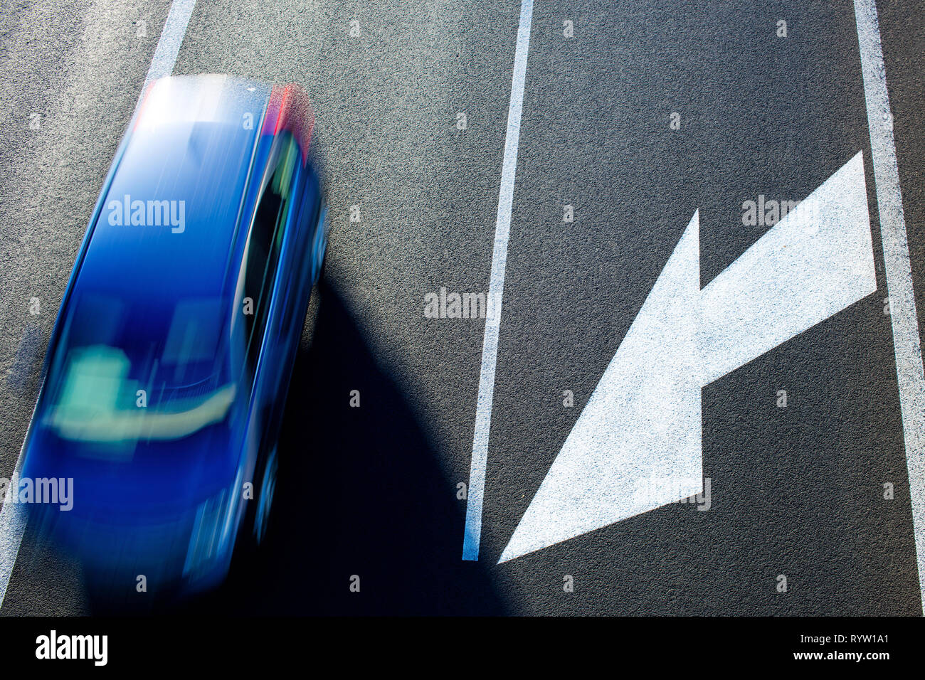 Ein Auto auf der Straße. Blick von oben. Stockfoto