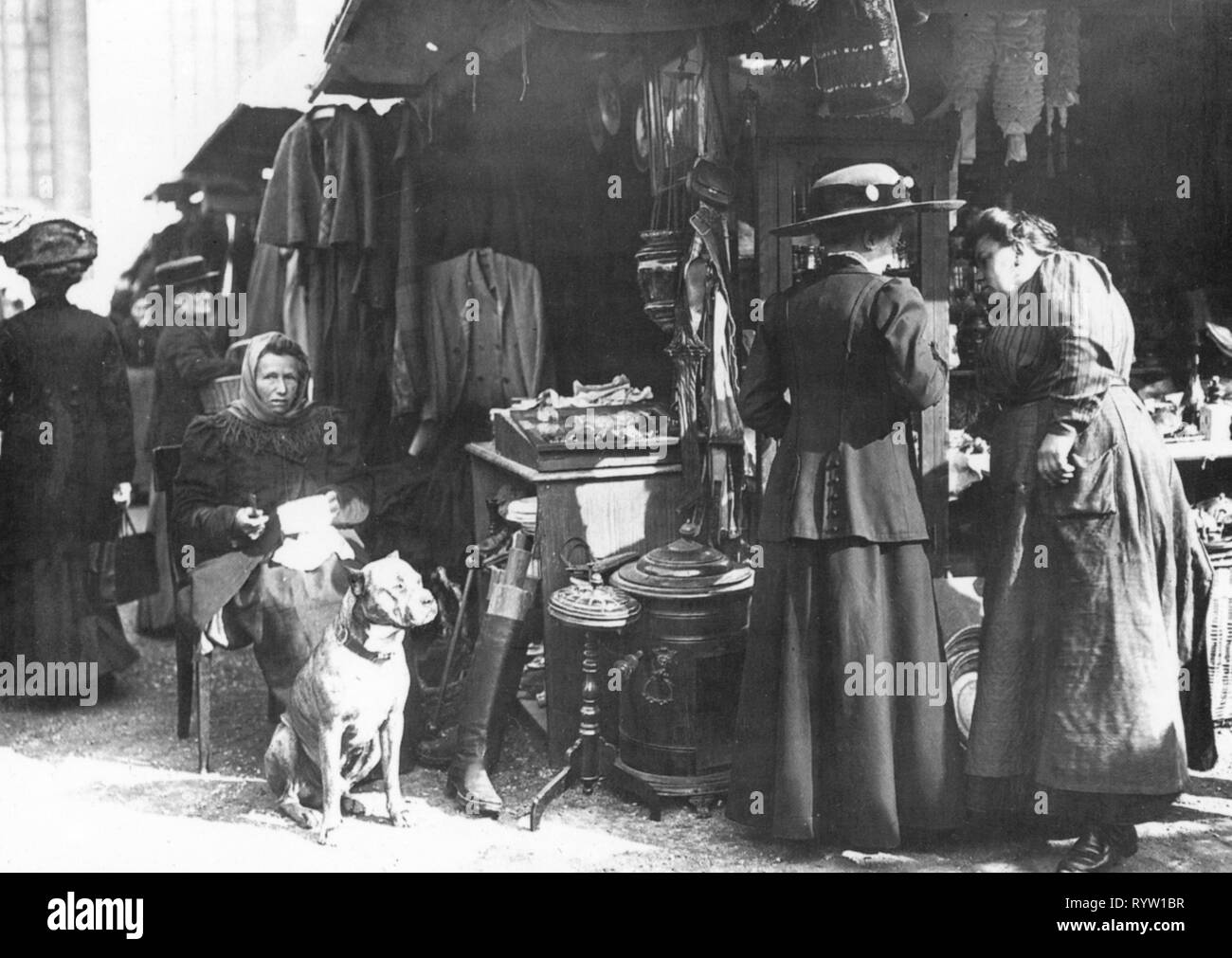 Handel, Märkte, Stand auf der Auer Dult, Mariahilfplatz, München, Foto: Philipp Kester, um 1910, Additional-Rights - Clearance-Info - Not-Available Stockfoto