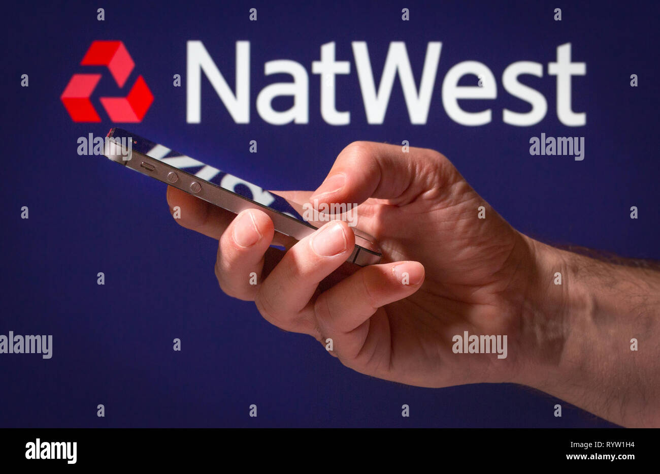 Ein Mann mit Natwest online Banking auf seinem Mobiltelefon Stockfoto
