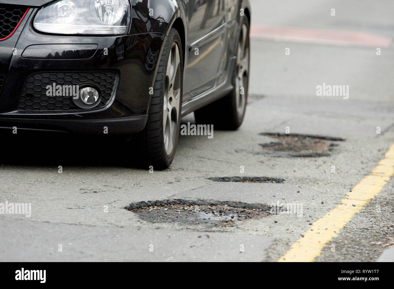 Schlaglöcher auf einer Straße mit Wohnhäusern. Wandsworth, London. 25.03.2010. Stockfoto