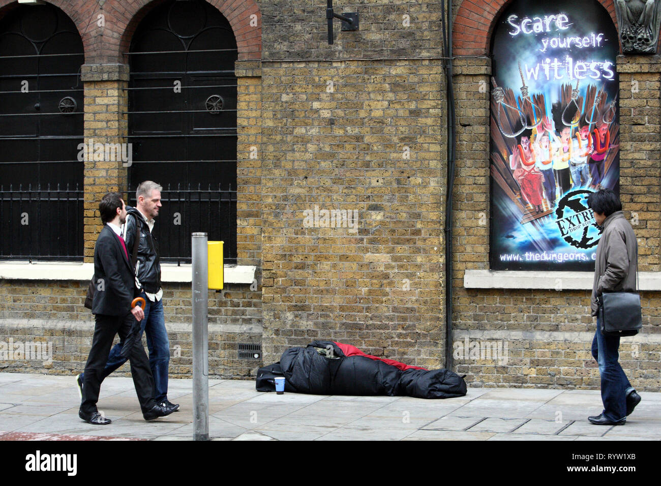 Eine obdachlose Person schlafen außerhalb des London Dungeon. 30.03.2010. Stockfoto