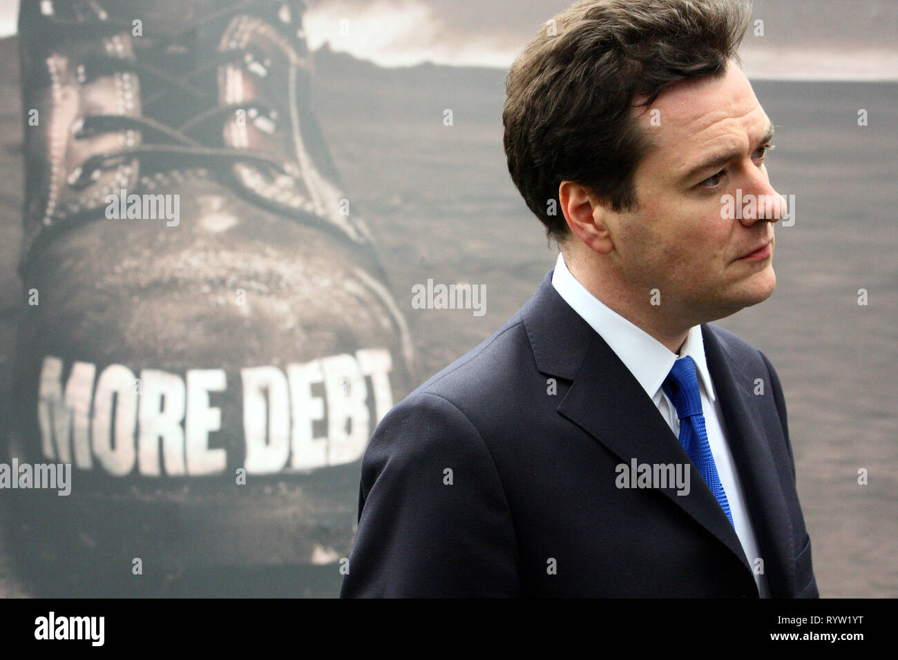 George Osborne MP im Gespräch mit der Presse. Stellt eine neue Konservative Partei Plakat. Konservative HQ. London. 5.4.10 Stockfoto