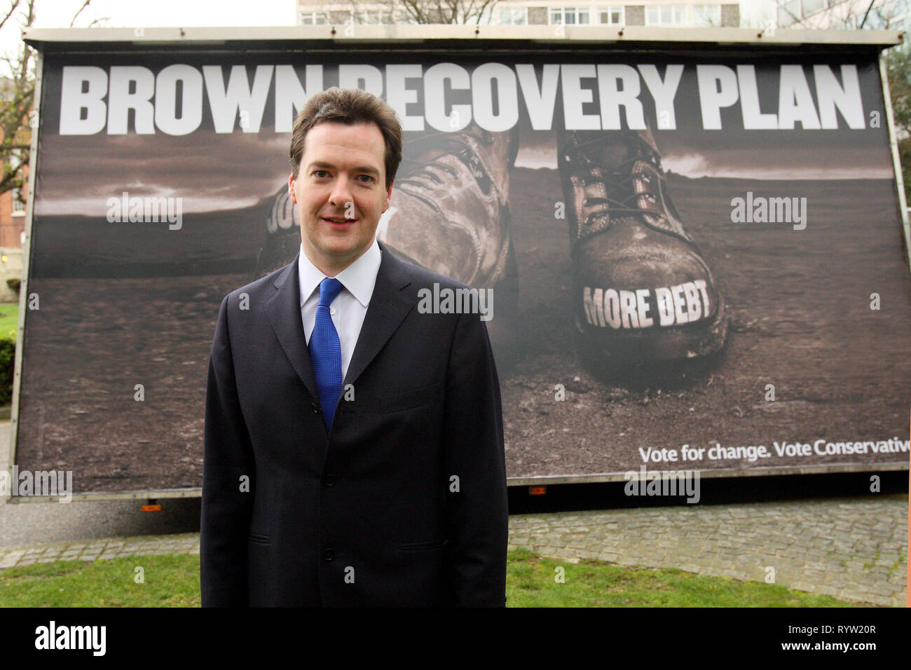 George Osborne MP im Gespräch mit der Presse. Stellt eine neue Konservative Partei Plakat. Konservative HQ. London. 5.4.10 Stockfoto