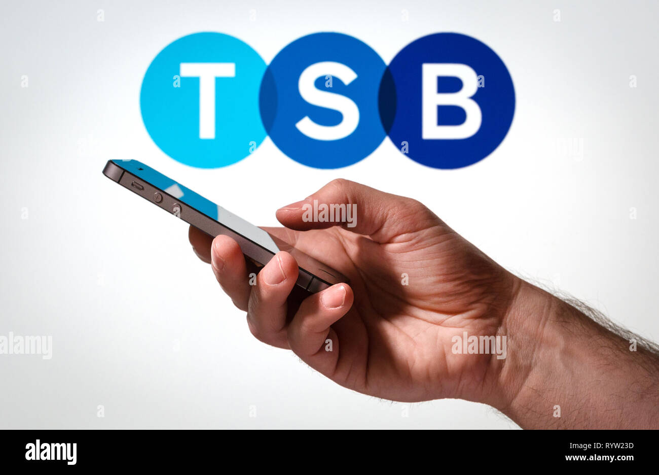 Ein Mann mit dem TSB online Banking App auf seinem Mobiltelefon Stockfoto