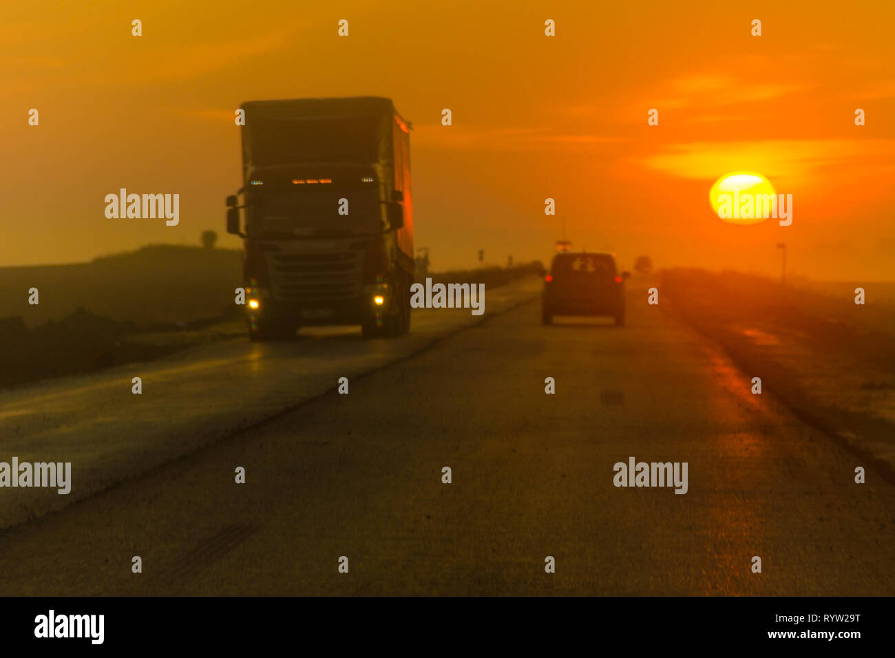 Morgen Autobahn, Verkehr, fern Trucking, Gegenverkehr Stockfoto