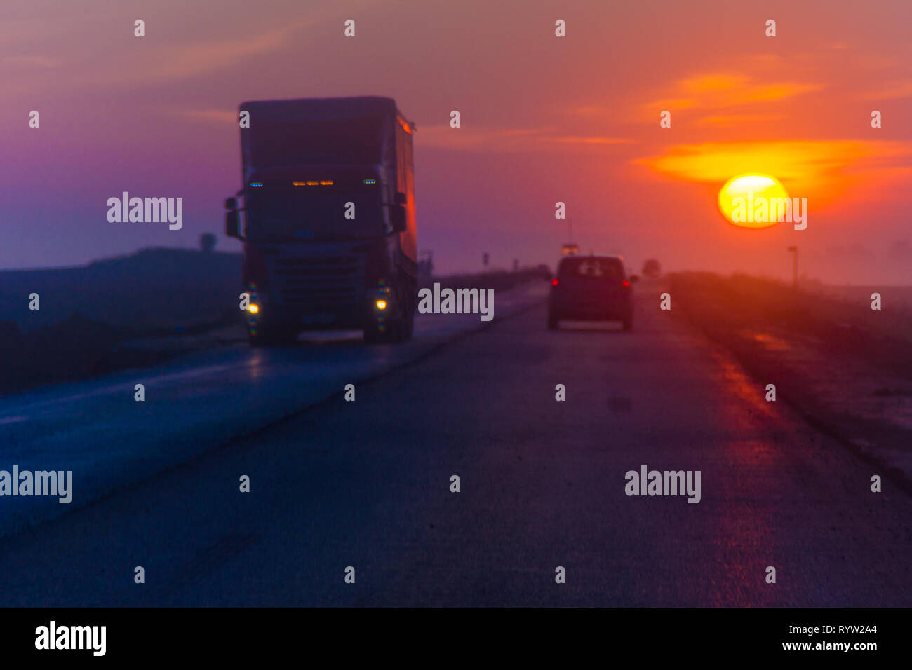 Morgen Autobahn, Verkehr, fern Trucking Stockfoto