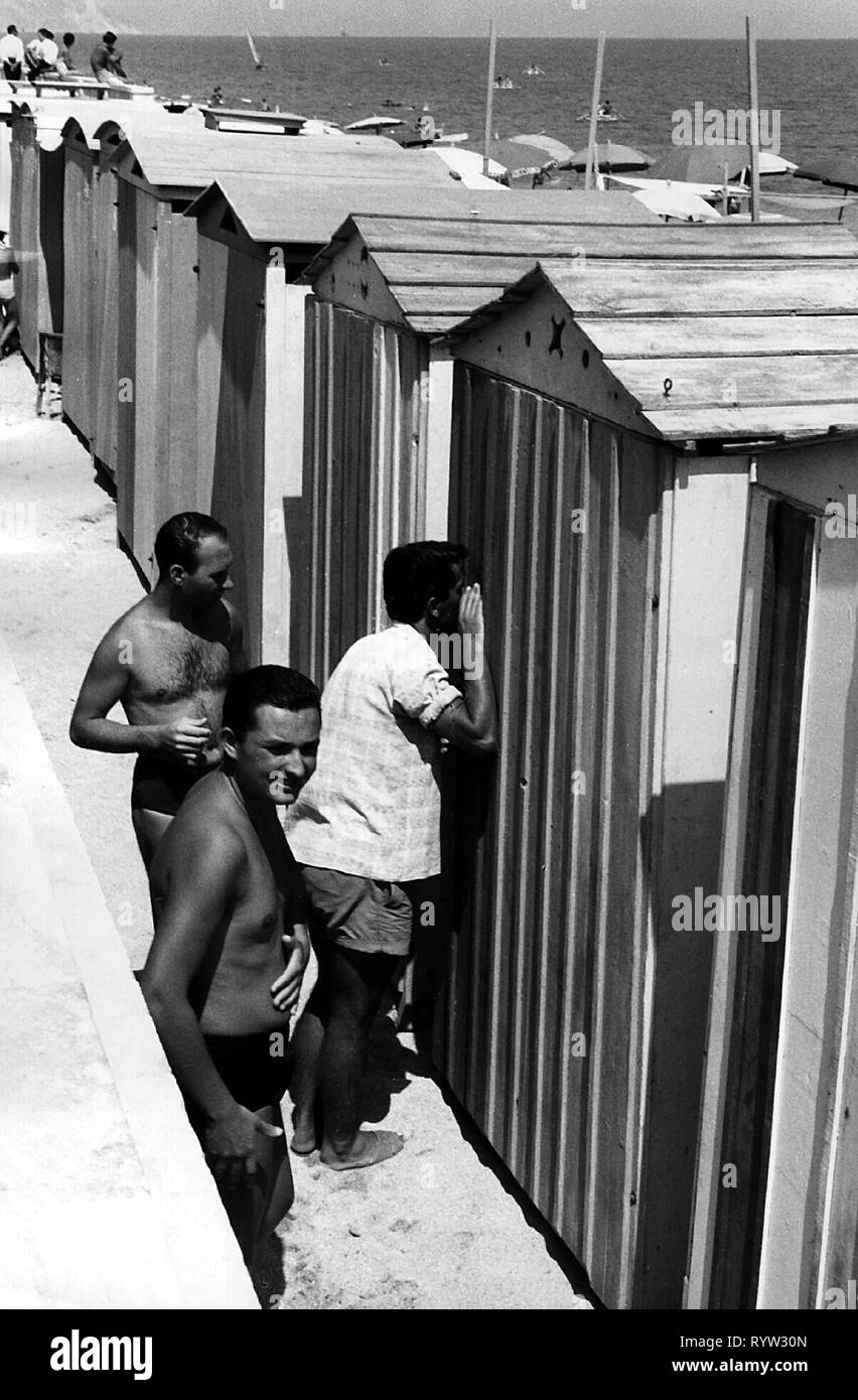 Menschen, Männer, Tom peeping am Strand, Umkleidekabinen für Damen, 1960er Jahre,, Additional-Rights - Clearance-Info - Not-Available Stockfoto
