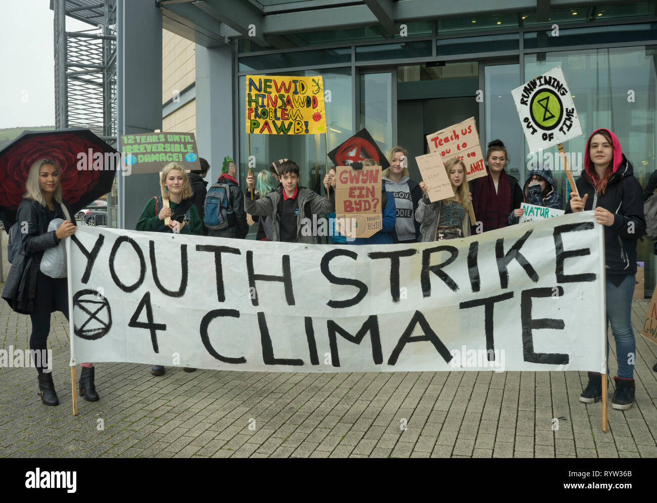 Schüler, Eltern und Erwachsene demonstrieren, als Teil der weltweiten Protest, Maßnahmen gegen den Klimawandel in Aberystwyth, Ceredigion, Wales, Großbritannien zu verlangen. Stockfoto