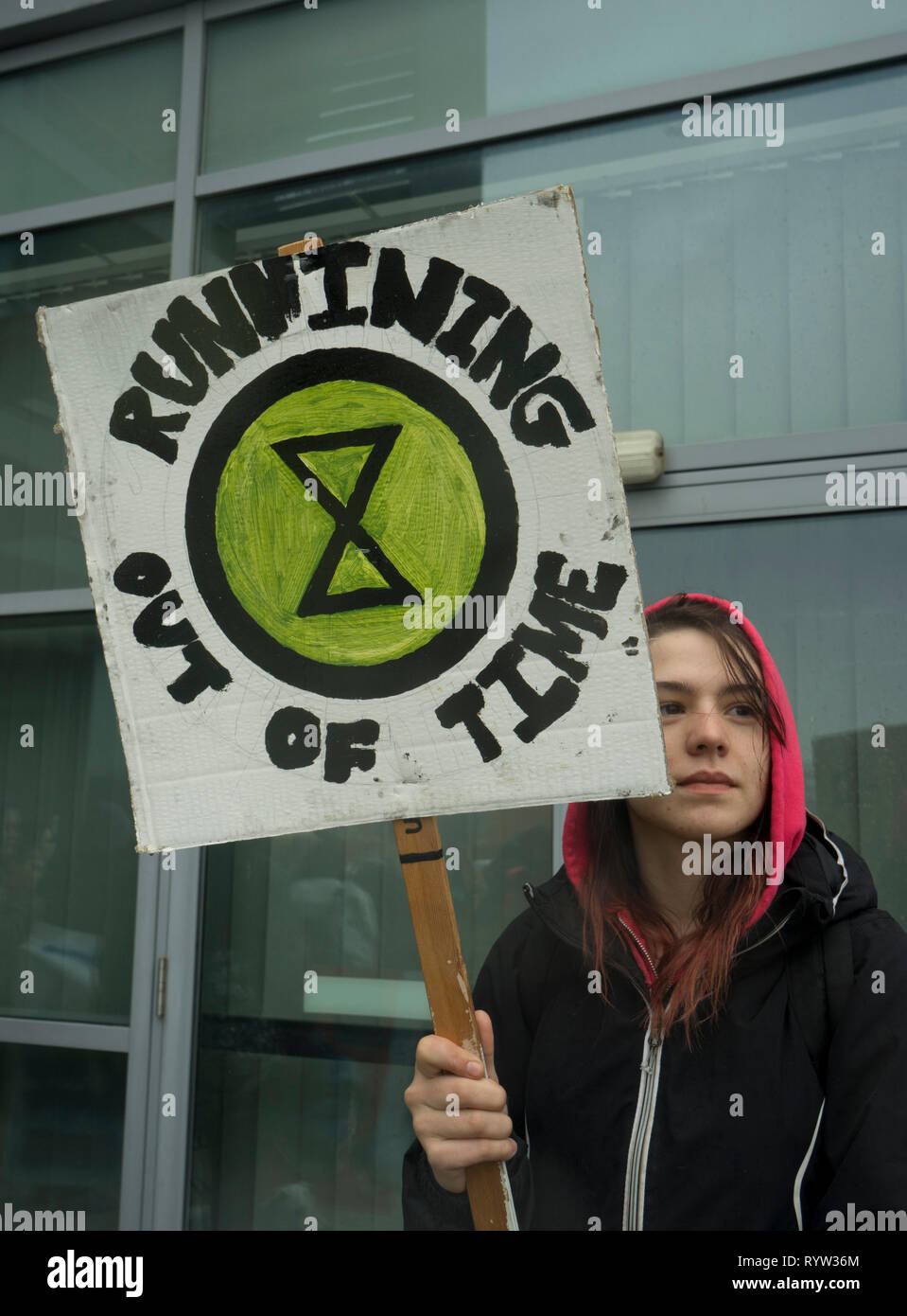 Schüler, Eltern und Erwachsene demonstrieren, als Teil der weltweiten Protest, Maßnahmen gegen den Klimawandel in Aberystwyth, Ceredigion, Wales, Großbritannien zu verlangen. Stockfoto