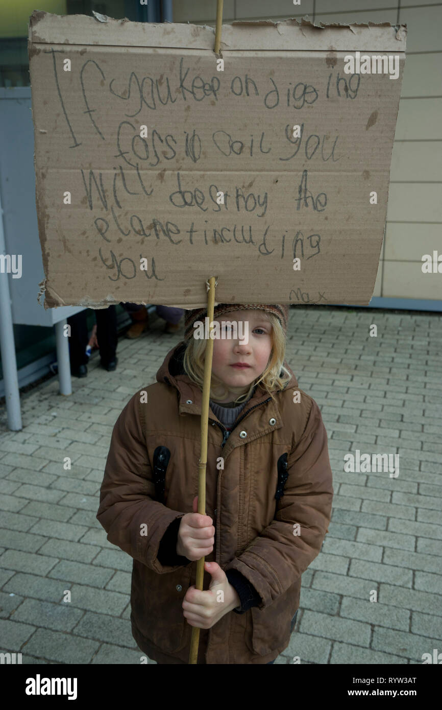 Schüler, Eltern und Erwachsene demonstrieren, als Teil der weltweiten Protest, Maßnahmen gegen den Klimawandel in Aberystwyth, Ceredigion, Wales, Großbritannien zu verlangen. Stockfoto