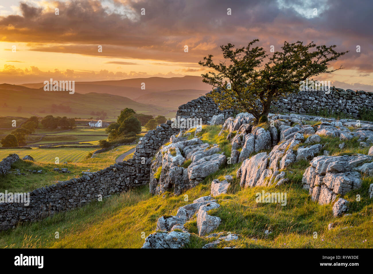 Sonnenuntergang bei Winskill Steine Ribblesdale Yorkshire Dales England Stockfoto