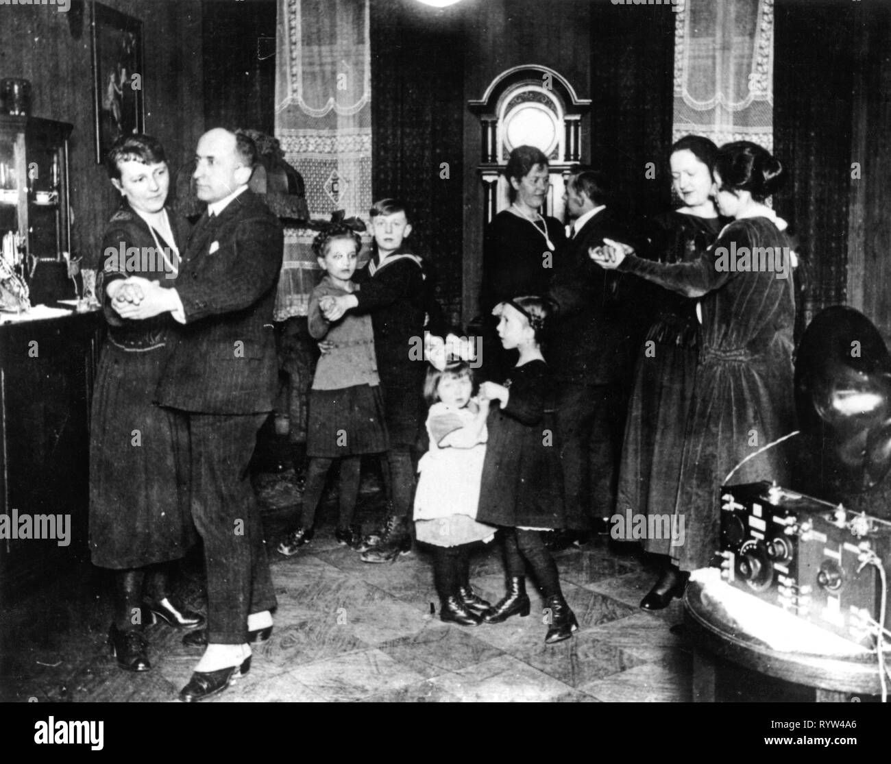 Feste, Parties, Familienfeiern, tanzen zur Musik eine AEG radio Set, Deutschland, 1924, Additional-Rights - Clearance-Info - Not-Available Stockfoto