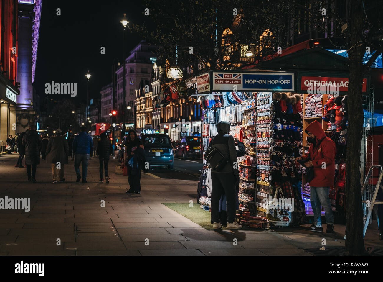 London, Großbritannien - 9. März 2019: Leute an Souvenirs an Touristen stehen auf der Oxford Street, London suchen, am Abend. London ist eine der am meisten besuchten Stockfoto