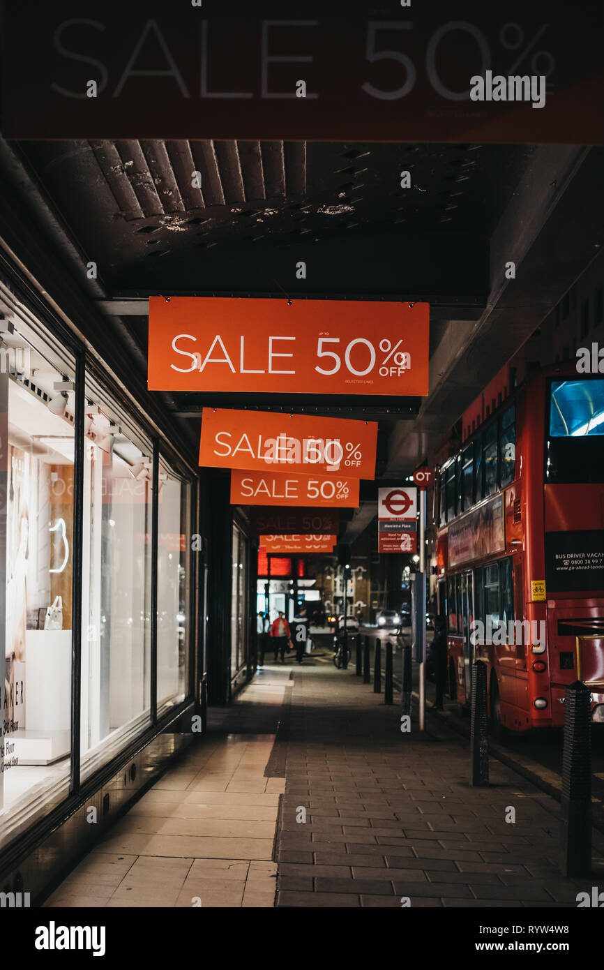 London, Großbritannien - 9. März 2019: Verkauf Schilder auf House of Fraser Store auf der Oxford Street, London. House of Fraser ist eine britische Kaufhaus Gruppe mit 55 Stockfoto