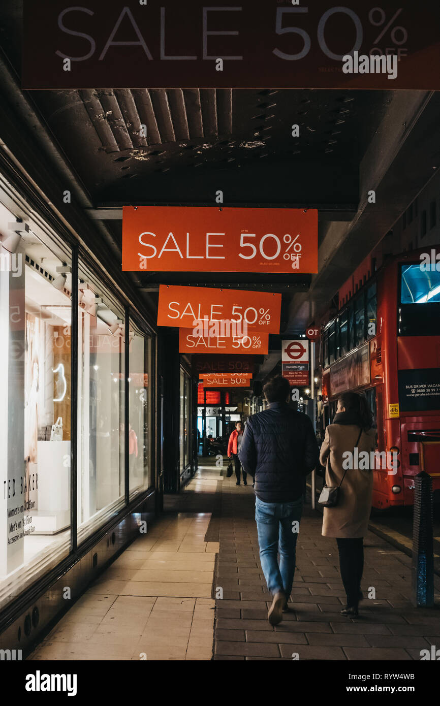 London, Großbritannien - 9. März, 2019: die Menschen gehen unter Verkauf Zeichen auf House of Fraser Oxford Street, London. HoF ist eine britische Kaufhaus Gruppe wi Stockfoto
