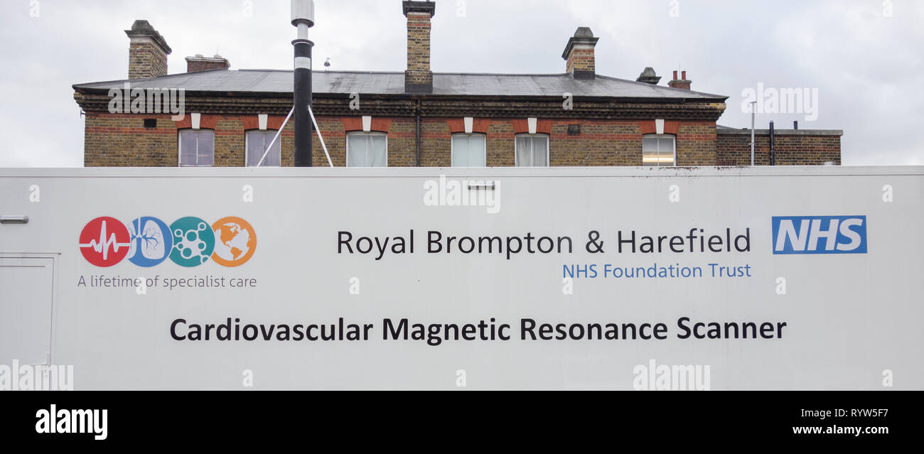 Kardiovaskuläre Magnetresonanztomographie Scanner und Royal Brompton & Harefield NHS Foundation Trust signage Stockfoto