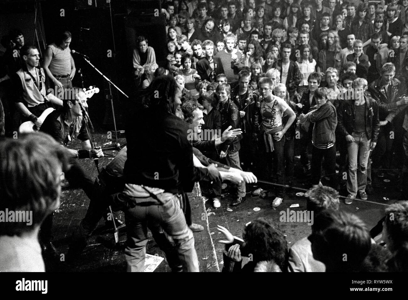 Riot während des Konzerts der britischen Punk-band The Clash in der Markthalle in Hamburg. 1981 Stockfoto