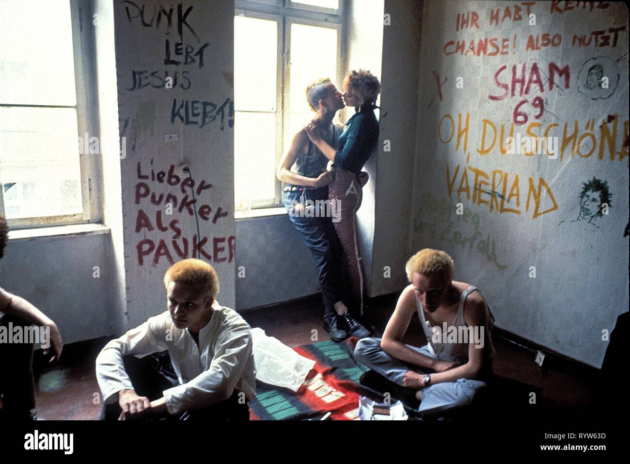 Reportage Punks aus Ost Berlin: Wohnung von einer Gruppe von Punks in Ost Berlin besetzt. 1982 Stockfoto