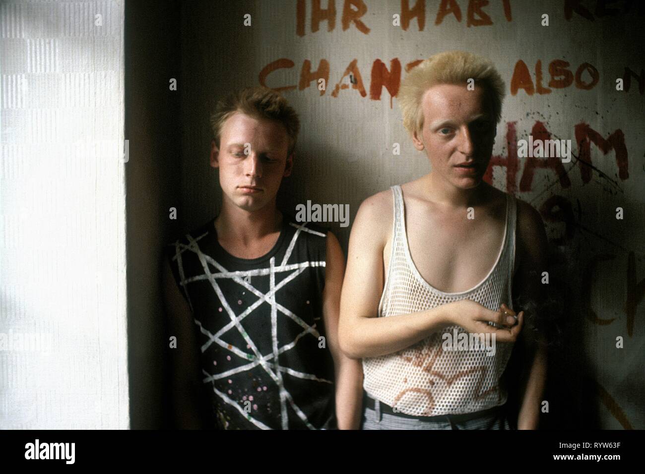 Reportage Punks aus Ost Berlin: Wohnung von einer Gruppe von Punks in Ost Berlin besetzt. 1982 Stockfoto