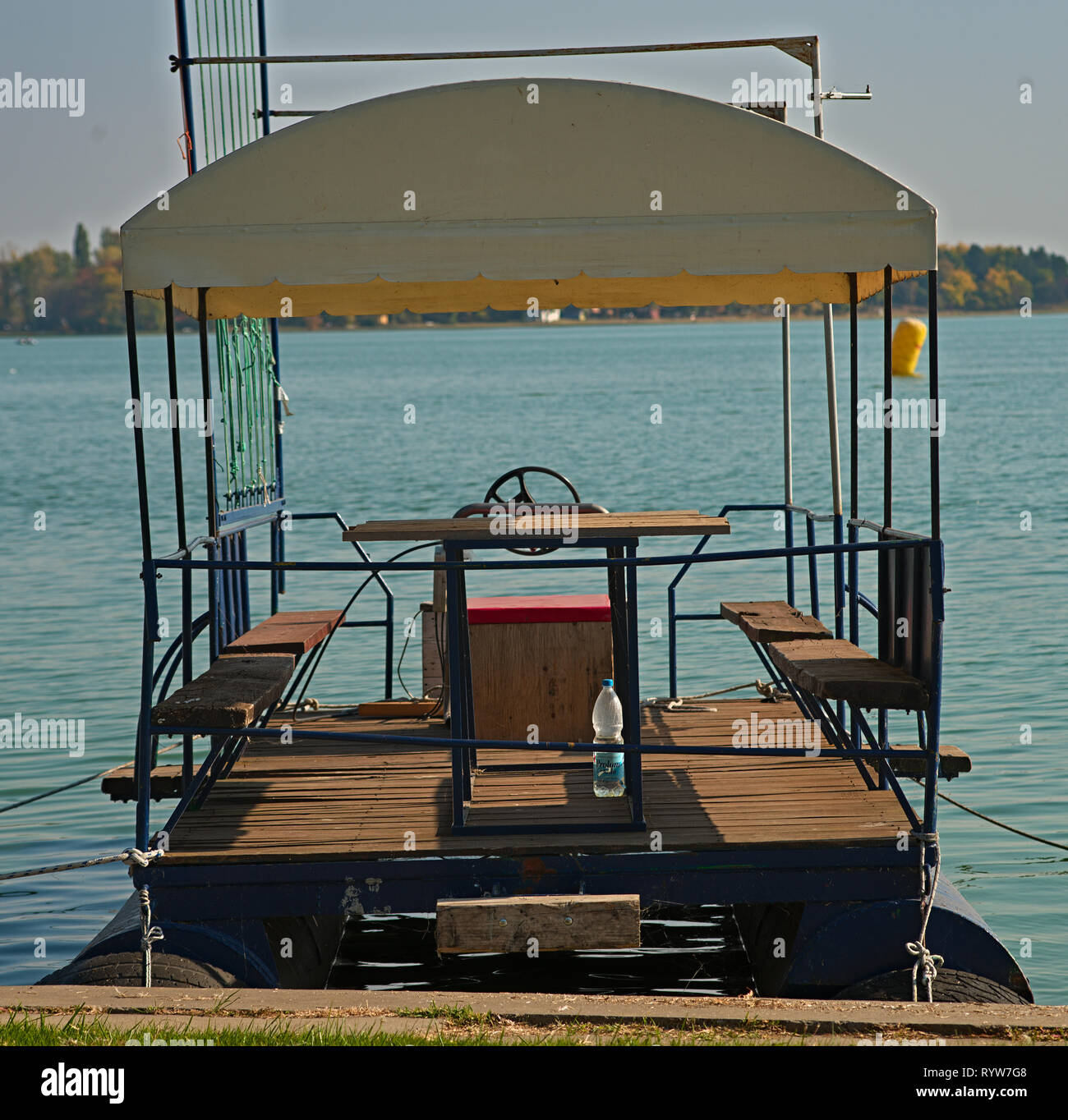 Schwimmenden floss angedockt am See bank Pier Stockfoto