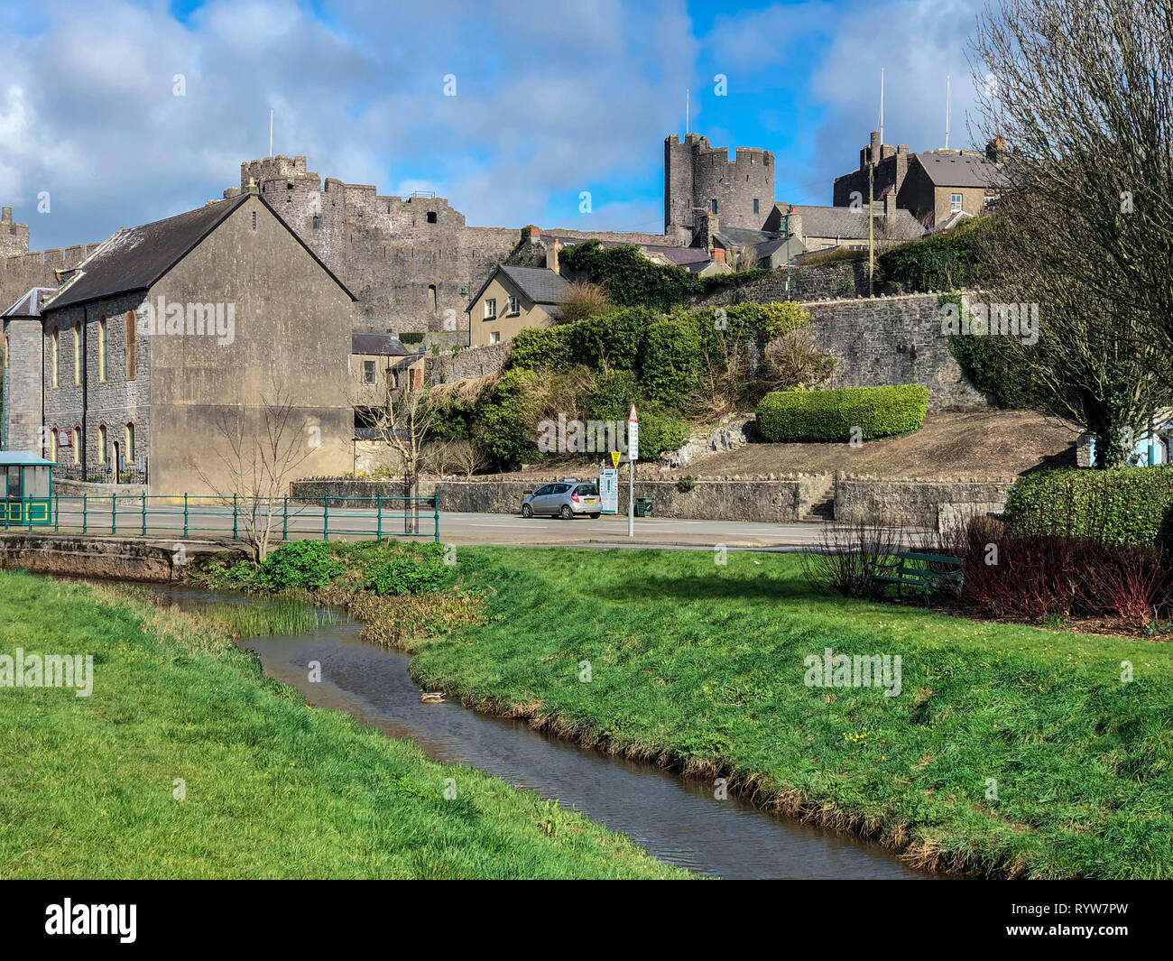 Die Stadt Pembroke und Pembroke Castle - mittelalterliche Burg in Pembrokeshire, Wales. Stockfoto