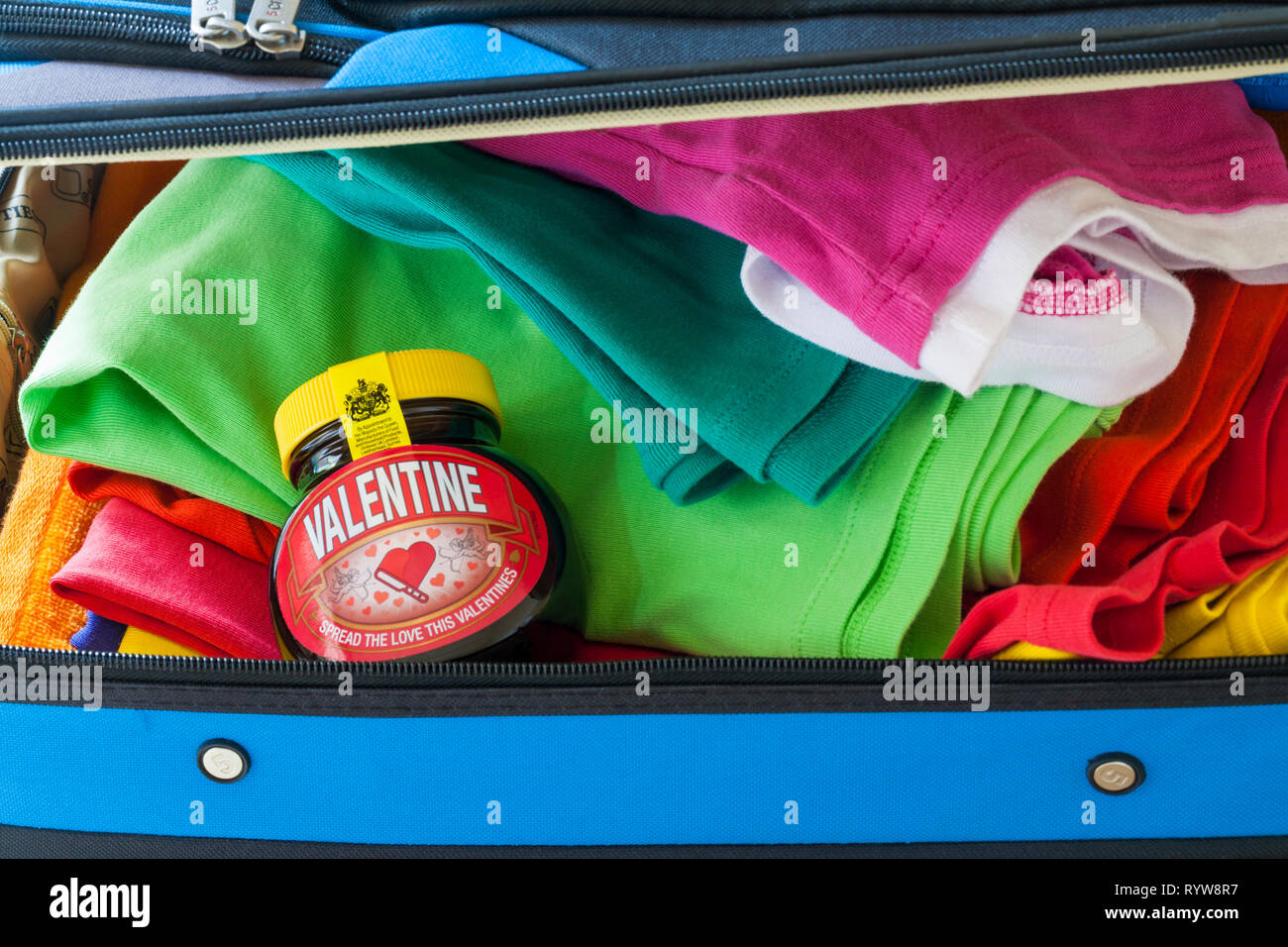 Sonderausgabe jar von Valentine Marmite von Unilever, Verbreitung die Liebe dieser Valentines, im Koffer bereit für den Urlaub gepackt Stockfoto