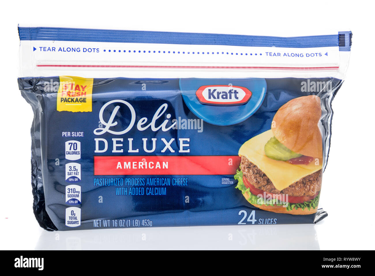 Winneconne, WI - 10 März 2019: ein Paket von Kraft deli deluxe American Käse auf einem isolierten Hintergrund Stockfoto