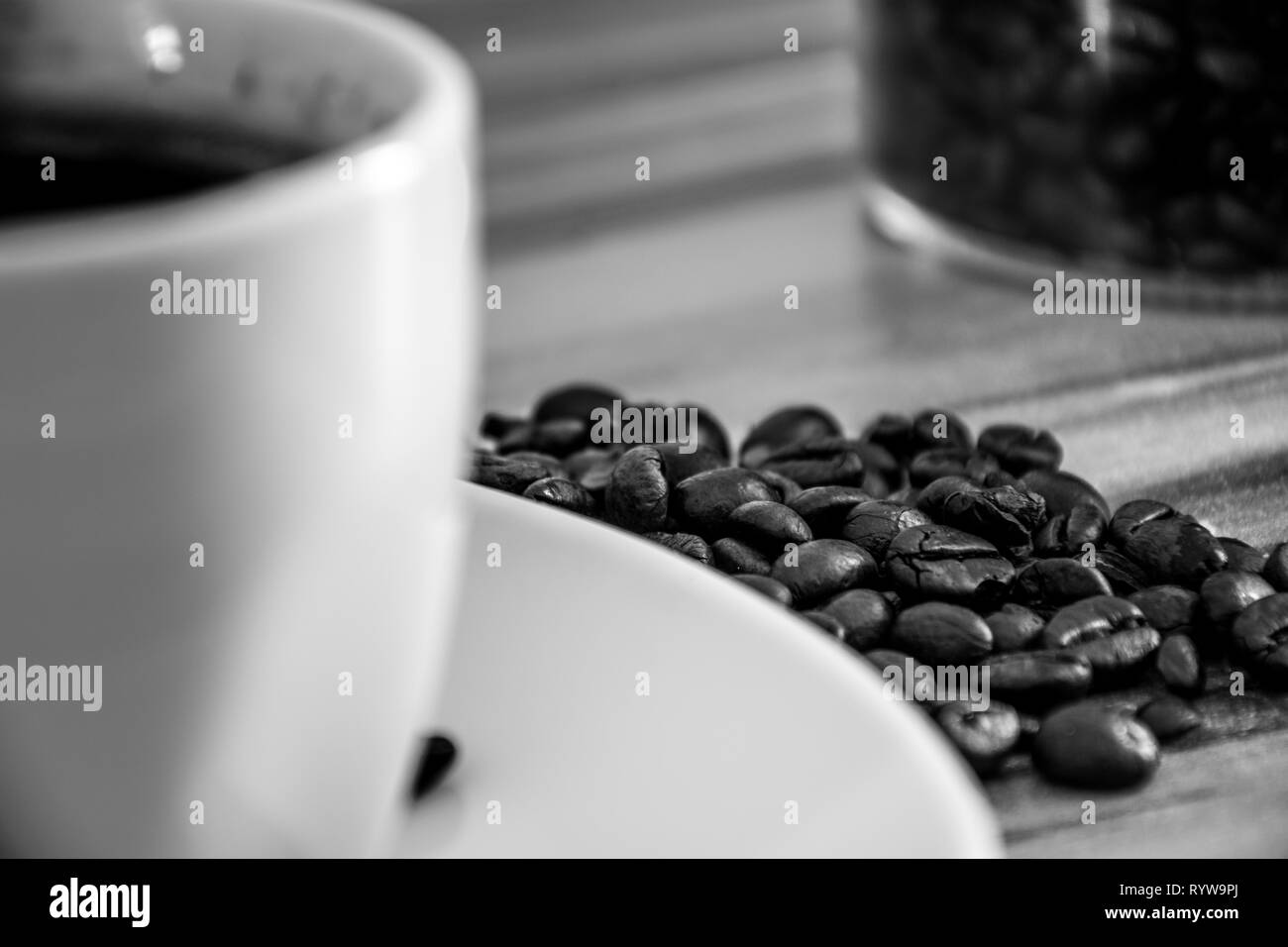 Kaffeetasse mit Bohnen Stockfoto