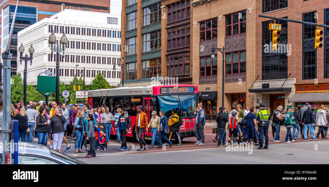 Grand Rapids, MI/USA - 09. 29. 2018: ein Polizist wacht über eine Masse von Menschen eine Straße überqueren in Grand Rapids während Kunstpreis 2018. Stockfoto
