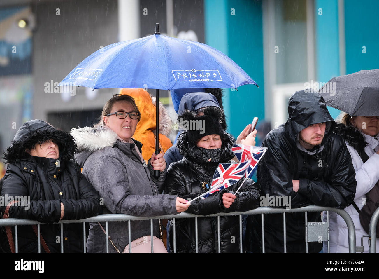 Royal Fans im Regen den Herzog und die Herzogin von Cambridge in Blackpool begrüßen zu warten Stockfoto