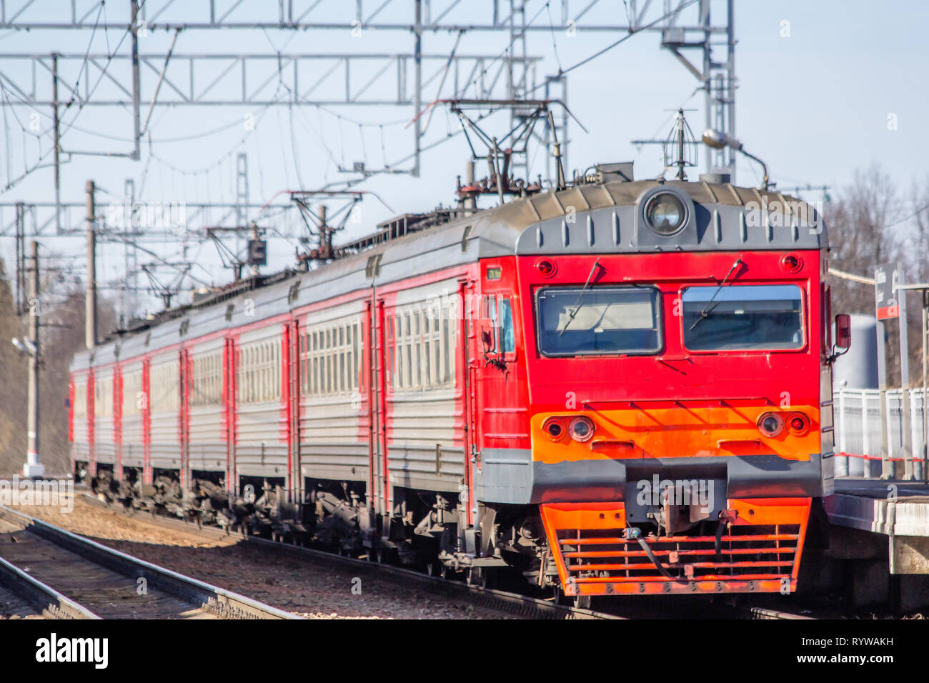 Zug auf der Plattform. Elektrische Zug auf dem Gleis. Die russische Eisenbahn. Station Lyuban Region Leningrad, Russland, April 7, 2018 Stockfoto