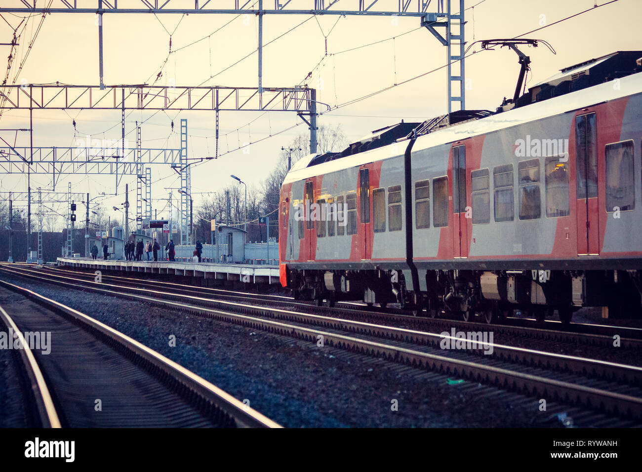 Zug auf der Plattform. Elektrische Zug auf dem Gleis. Die russische Eisenbahn. Station Lyuban Region Leningrad, Russland, April 7, 2018 Stockfoto