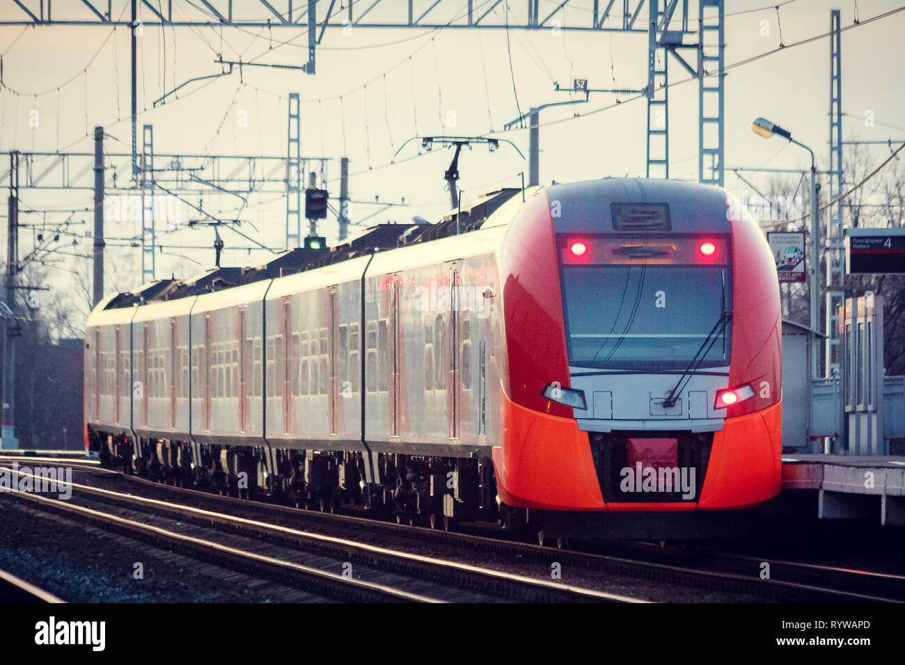 Zug auf der Plattform. Elektrische Zug auf dem Gleis. Die russische Eisenbahn. Station Lyuban Region Leningrad, Russland, April 7, 2018 Stockfoto